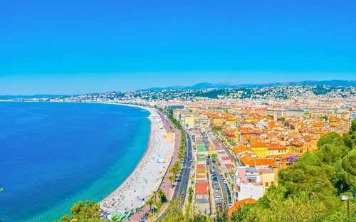 Nyitott busz a nizzai Promenade des Anglais sétányon
