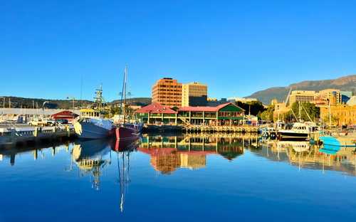 Nyitott városnéző busz Hobart kikötőjében