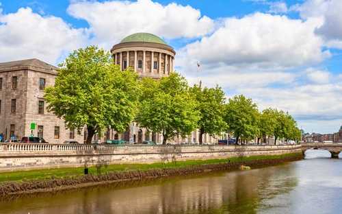 Nyitott hop-on hop-off városnéző busz Dublinban