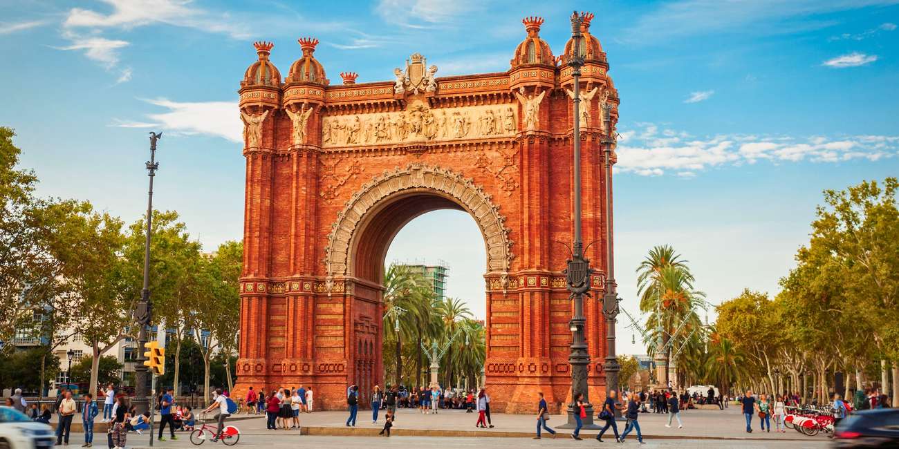 Tours en autobús hop-on hop-off en Barcelona – Monumentos emblemáticos, vistas panorámicas y atracciones imprescindibles en 2025 Tours turísticos en autobús con paradas libres en Barcelona, España – Monumentos principales, atracciones famosas y rincones ocultos en 2025